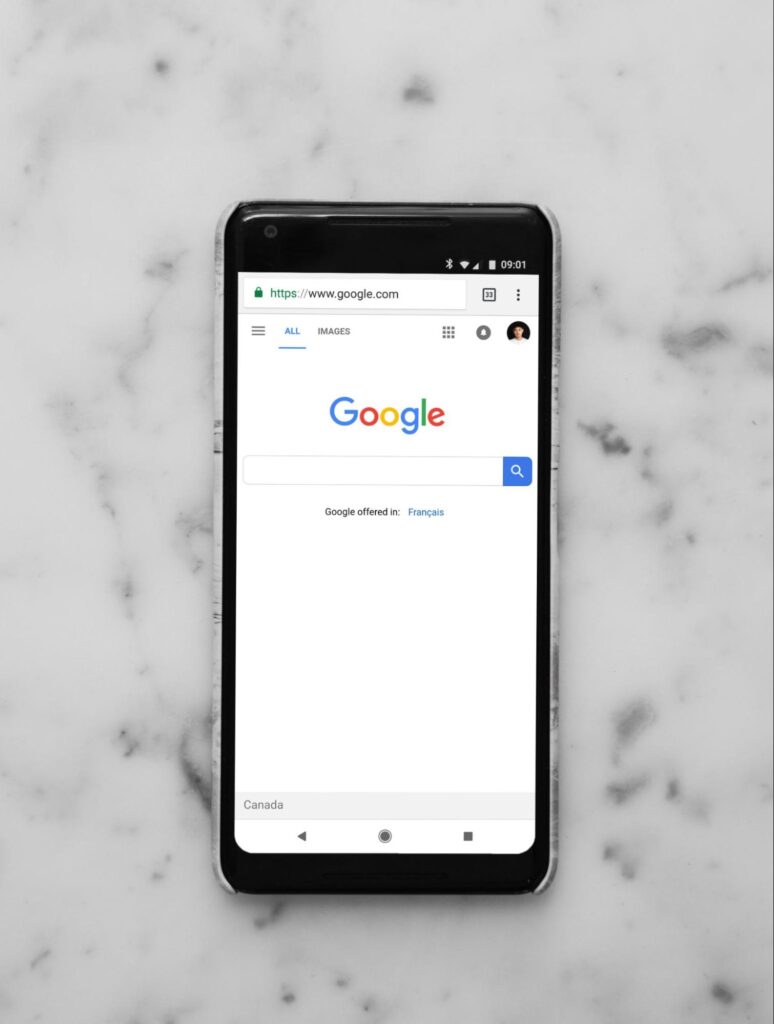 Потребител въвежда заявка за търсене в търсачката Google от мобилен телефон